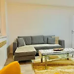 Apartment Modern & Cozy Apartment In Center - Walk Everywhere - Parking Available *