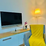 Modern & Cozy In Center -walk Everywhere דירה