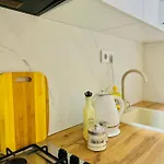 Modern & Cozy In Center -walk Everywhere דירה *