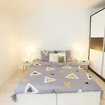 Modern & Cozy In Center -walk Everywhere