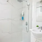 Modern & Cozy In Center -walk Everywhere דירה