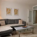Modern & Cozy In Center - Walk Everywhere - Parking Available شقة *