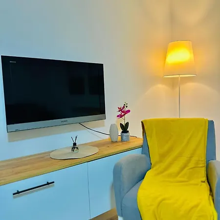 Modern & Cozy In Center -walk Everywhere Apartment