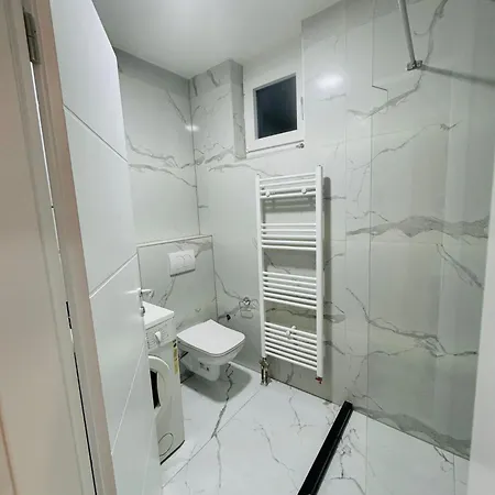 Modern & Cozy In Center -walk Everywhere Apartment *