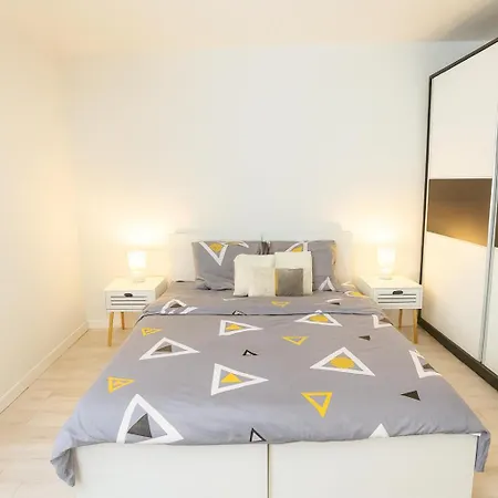 Modern & Cozy In Center - Walk Everywhere - Parking Available