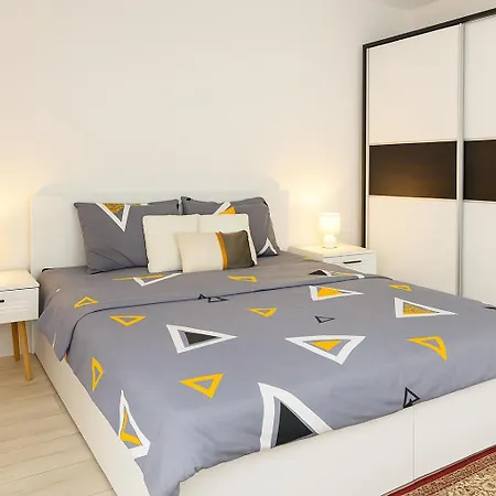 Modern & Cozy In Center -walk Everywhere Apartment *