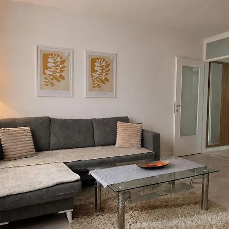 Modern & Cozy In Center - Walk Everywhere - Parking Available Apartman *