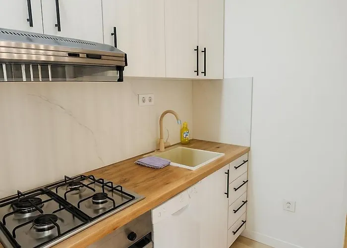 Modern & Cozy In Center -walk Everywhere Apartment *