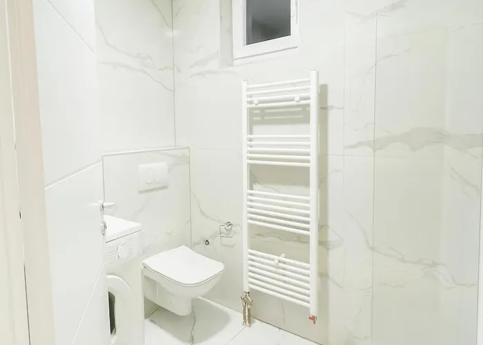 Modern & Cozy In Center -walk Everywhere Apartment